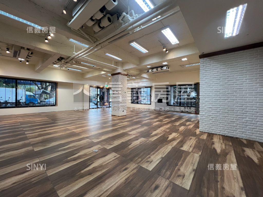 近市政府角間顯眼百坪店面房屋室內格局與周邊環境