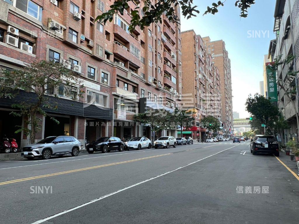 近市政府角間顯眼百坪店面房屋室內格局與周邊環境