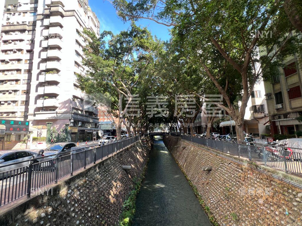 近市政府角間顯眼百坪店面房屋室內格局與周邊環境