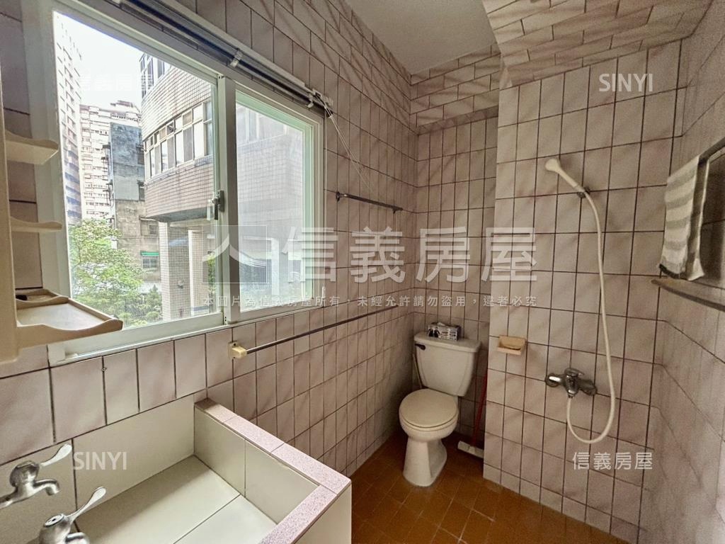 近中山路寬４米金店面房屋室內格局與周邊環境