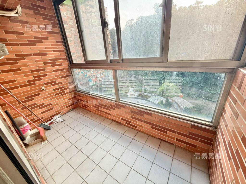 東方桂冠時尚精品三房房屋室內格局與周邊環境