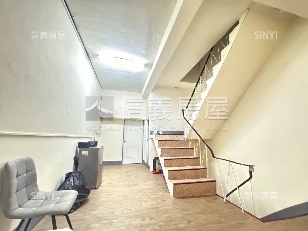 近新莊國小收租透店房屋室內格局與周邊環境