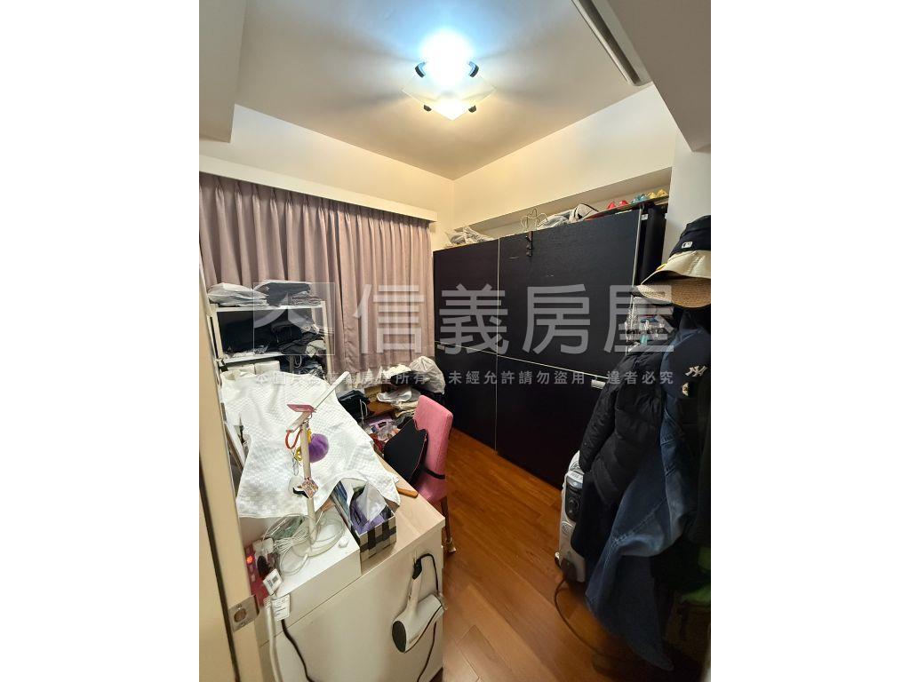 上越３房車位房屋室內格局與周邊環境