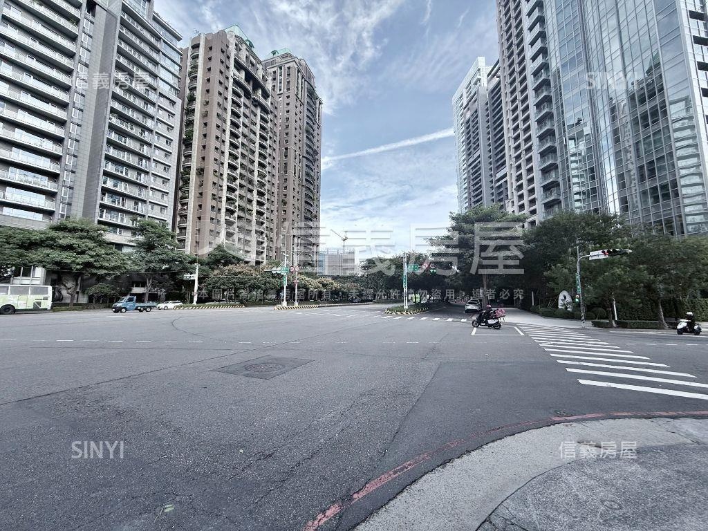 稀有雲頂高樓兩房雙衛平車房屋室內格局與周邊環境