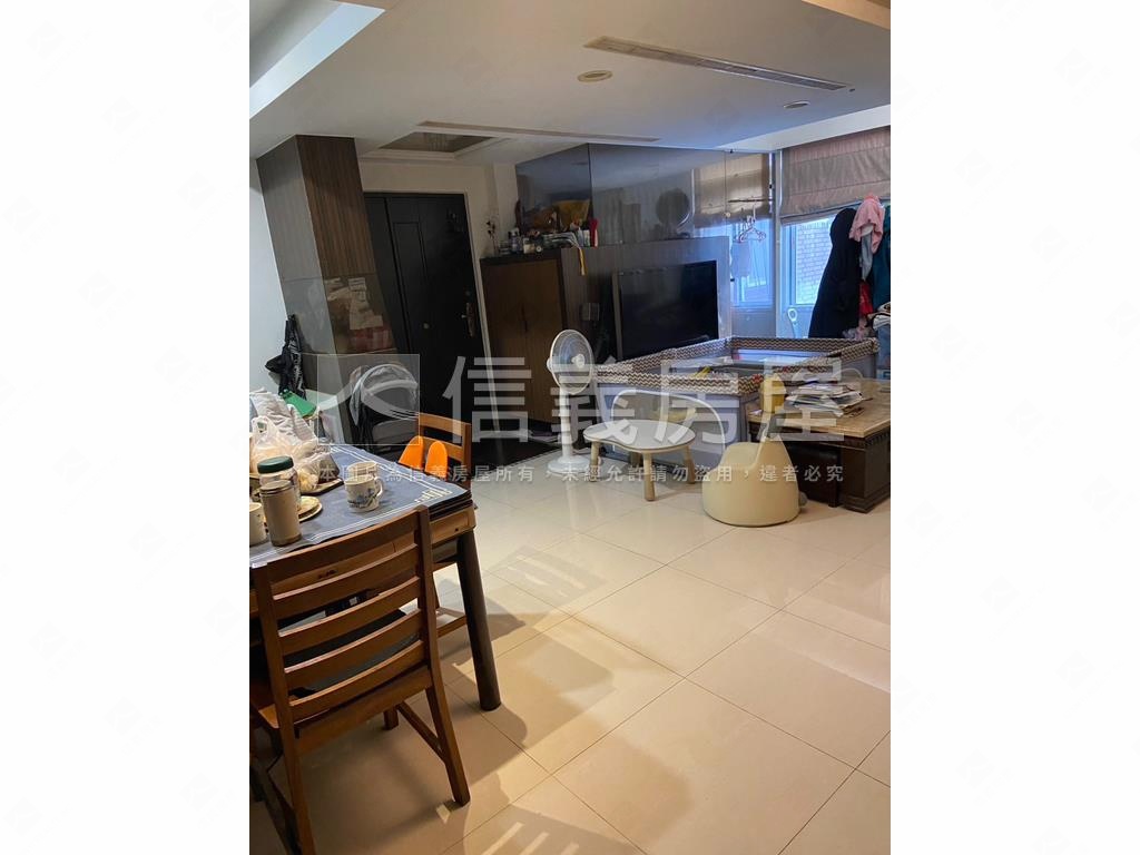 皇家名宮稀有頂樓戶房屋室內格局與周邊環境