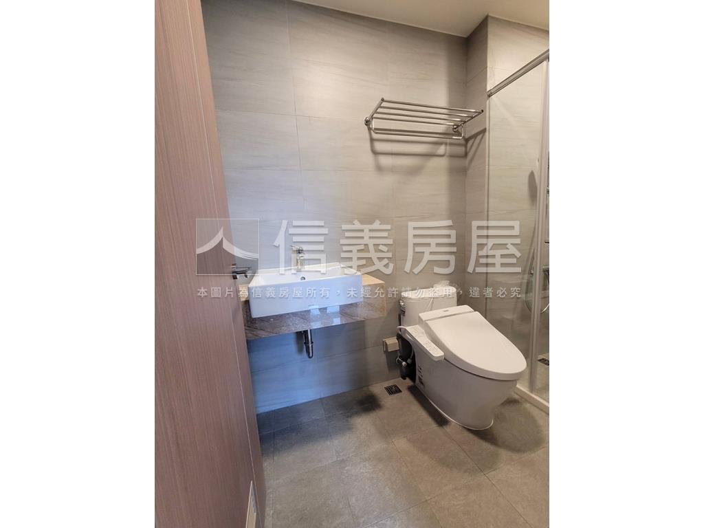 丹麥。尊爵帝王頂輕奢房屋室內格局與周邊環境