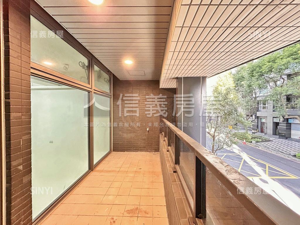 近捷運Ａ９翫美店面Ｓ２房屋室內格局與周邊環境