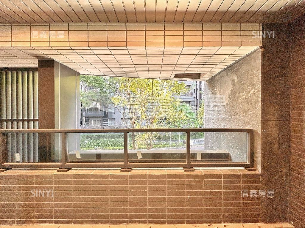 近捷運Ａ９翫美店面Ｓ２房屋室內格局與周邊環境