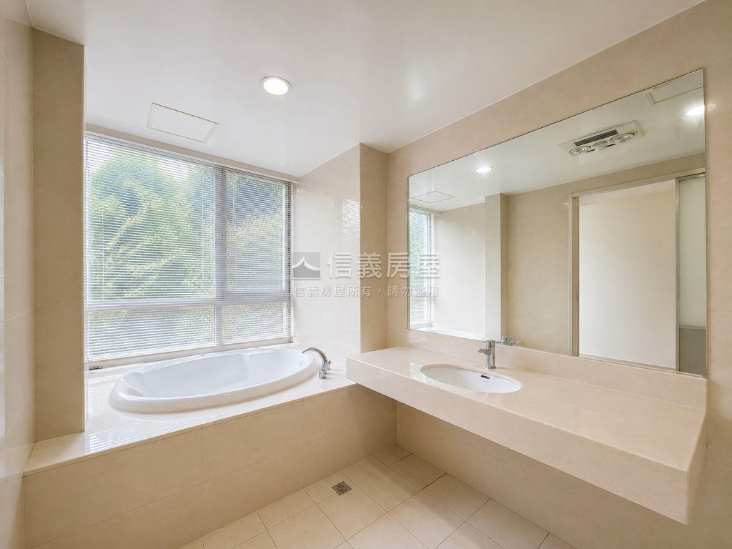 台北灣萬坪基地退休透天宅房屋室內格局與周邊環境