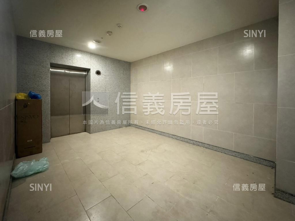 新富邑稀有露臺房屋室內格局與周邊環境