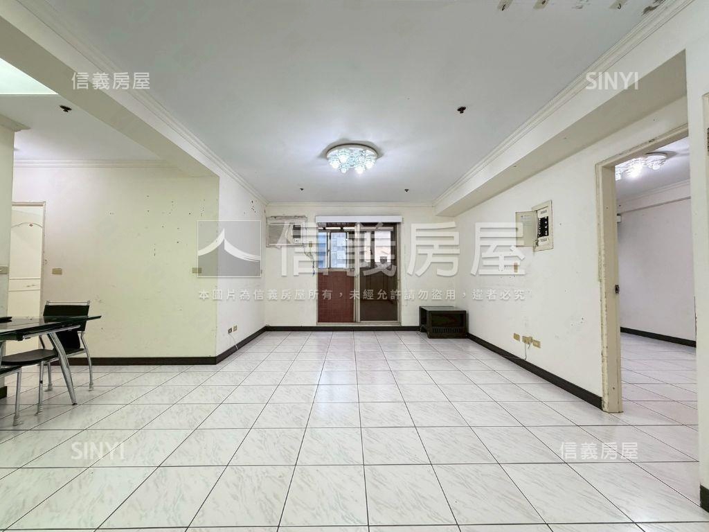 笑傲江河四房平面車位房屋室內格局與周邊環境