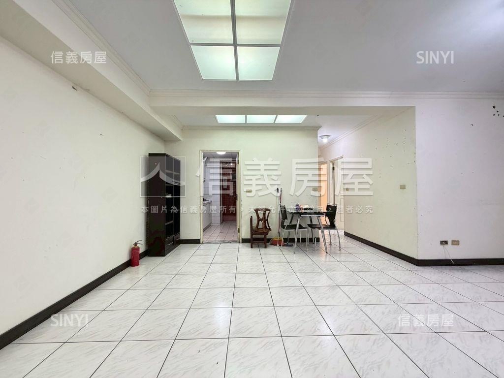 笑傲江河四房平面車位房屋室內格局與周邊環境