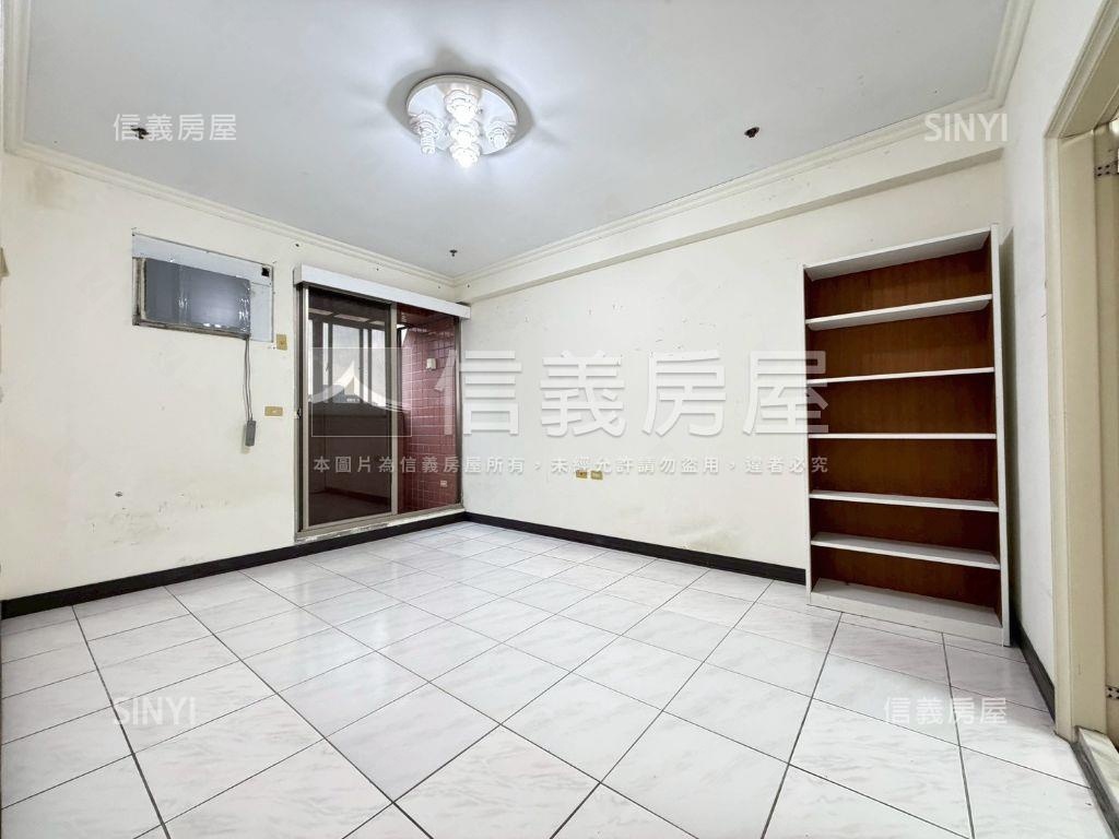 笑傲江河四房平面車位房屋室內格局與周邊環境