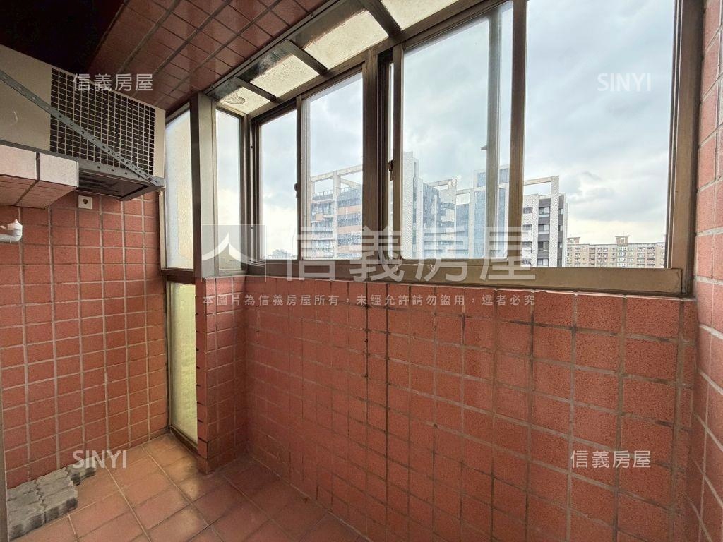 笑傲江河四房平面車位房屋室內格局與周邊環境