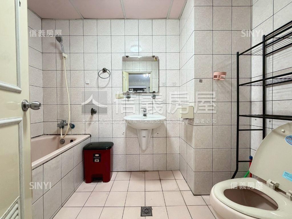 笑傲江河四房平面車位房屋室內格局與周邊環境