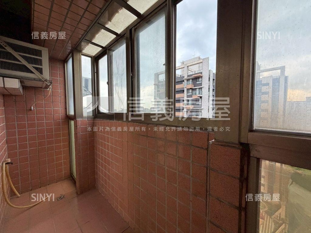 笑傲江河四房平面車位房屋室內格局與周邊環境