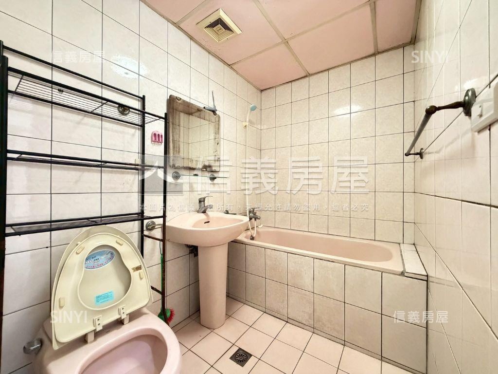 笑傲江河四房平面車位房屋室內格局與周邊環境