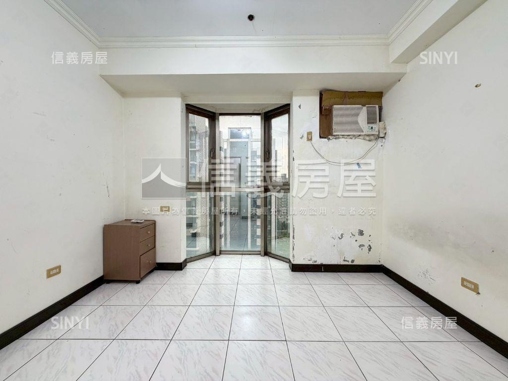 笑傲江河四房平面車位房屋室內格局與周邊環境