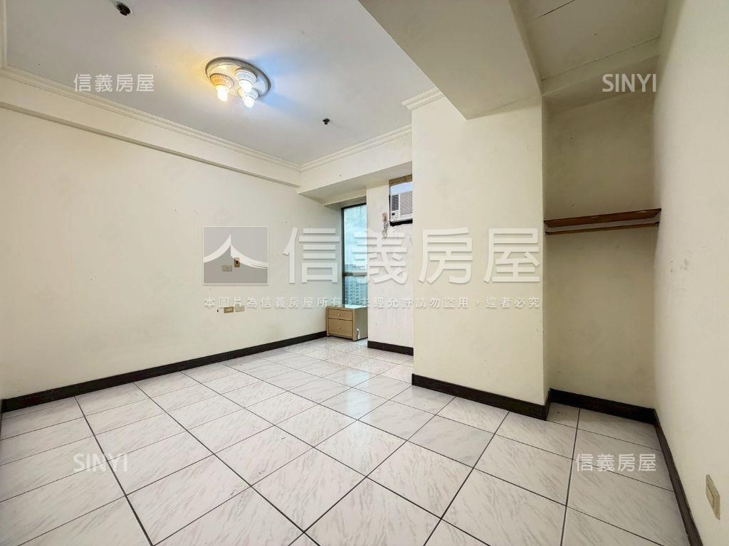 笑傲江河四房平面車位房屋室內格局與周邊環境