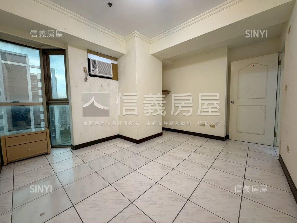 笑傲江河四房平面車位房屋室內格局與周邊環境