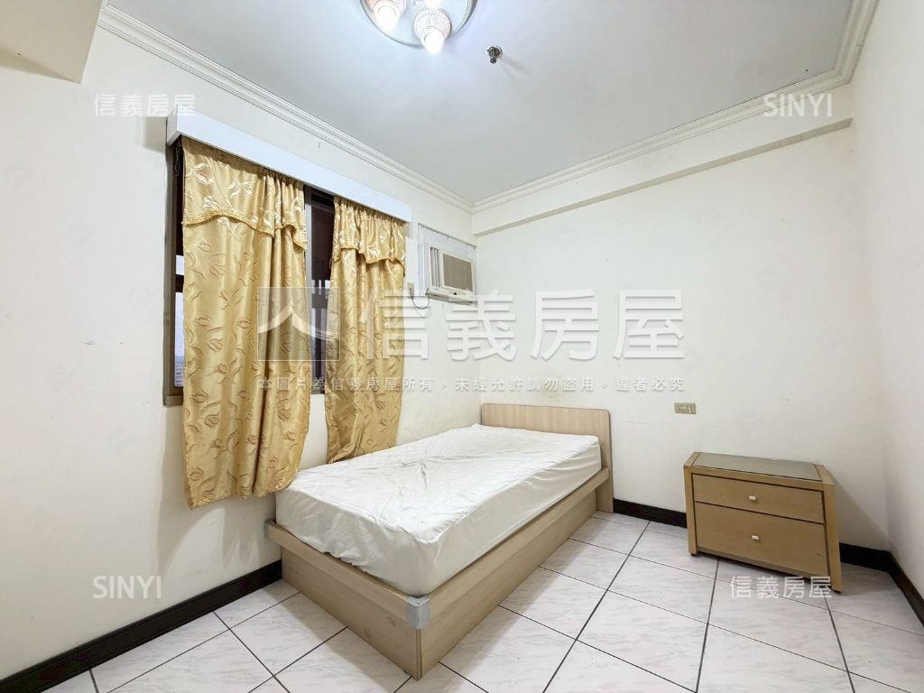 笑傲江河四房平面車位房屋室內格局與周邊環境