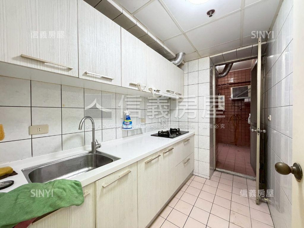 笑傲江河四房平面車位房屋室內格局與周邊環境