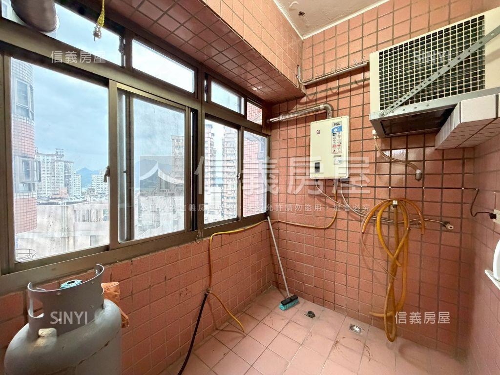 笑傲江河四房平面車位房屋室內格局與周邊環境