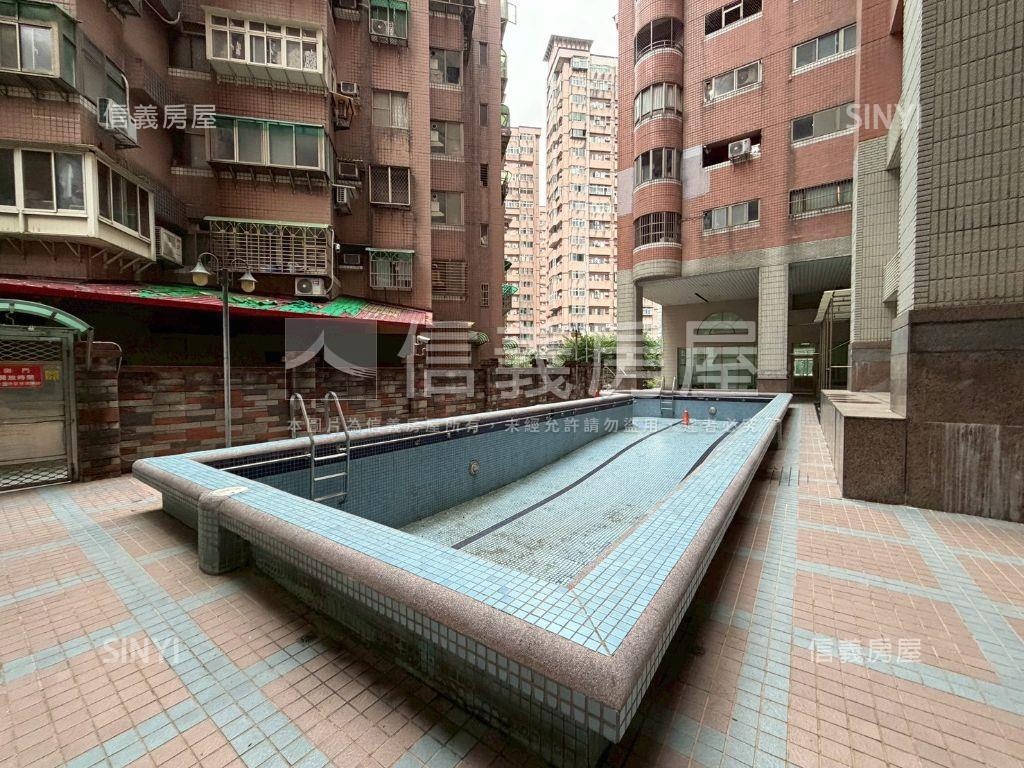 笑傲江河四房平面車位房屋室內格局與周邊環境