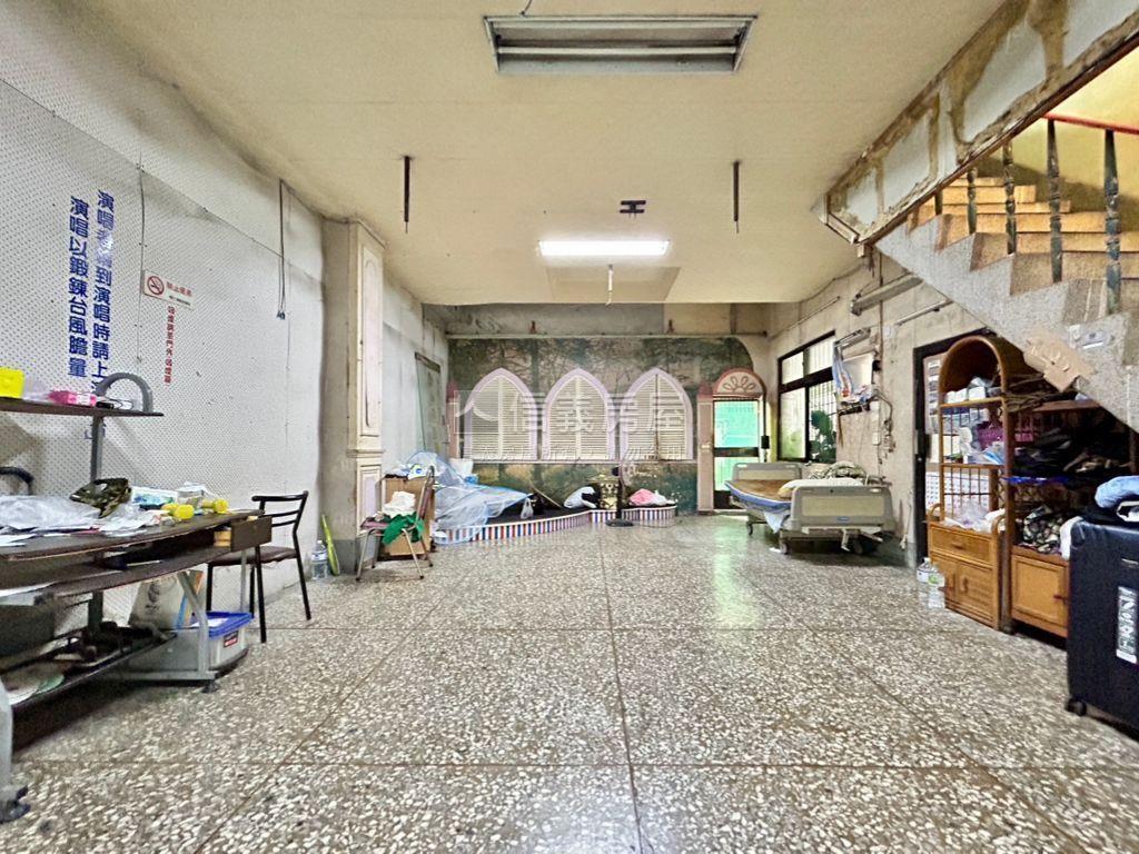 銀行旁熱鬧邊間金透店房屋室內格局與周邊環境