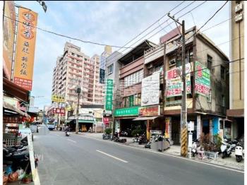 銀行旁熱鬧邊間金透店