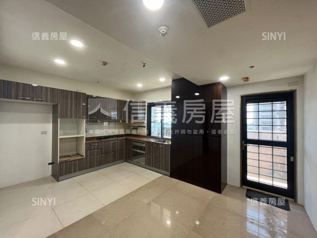 左營雙車質感樓中樓房屋室內格局與周邊環境