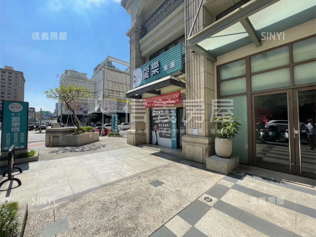 遠百旁角間大店面房屋室內格局與周邊環境