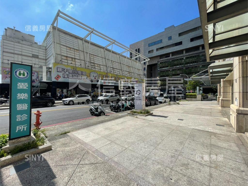 遠百旁角間大店面房屋室內格局與周邊環境