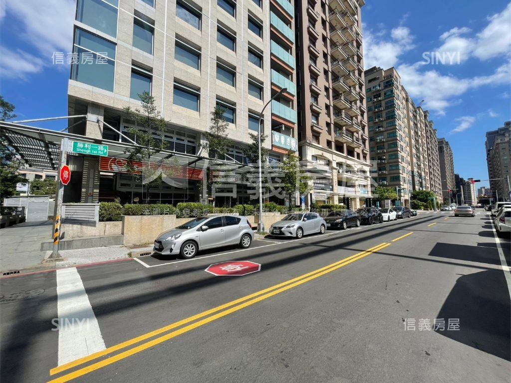 遠百旁角間大店面房屋室內格局與周邊環境