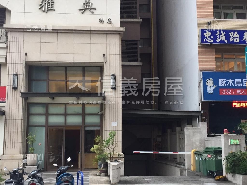 遠百旁角間大店面房屋室內格局與周邊環境