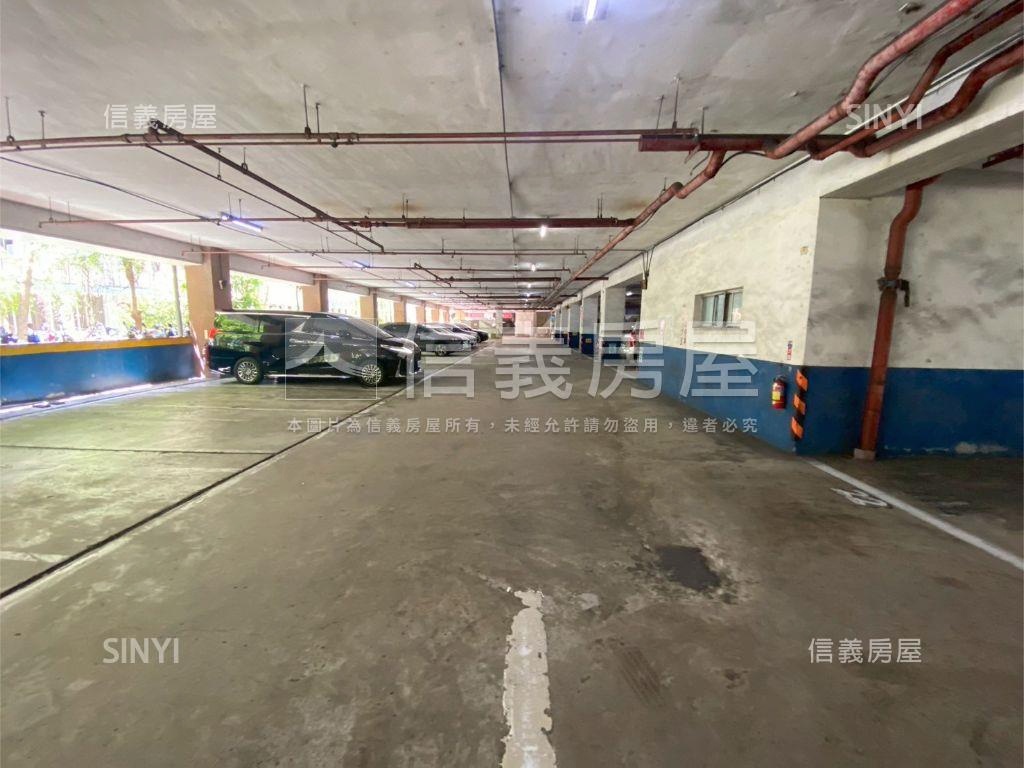 達官顯貴坡道平面獨立車位房屋室內格局與周邊環境
