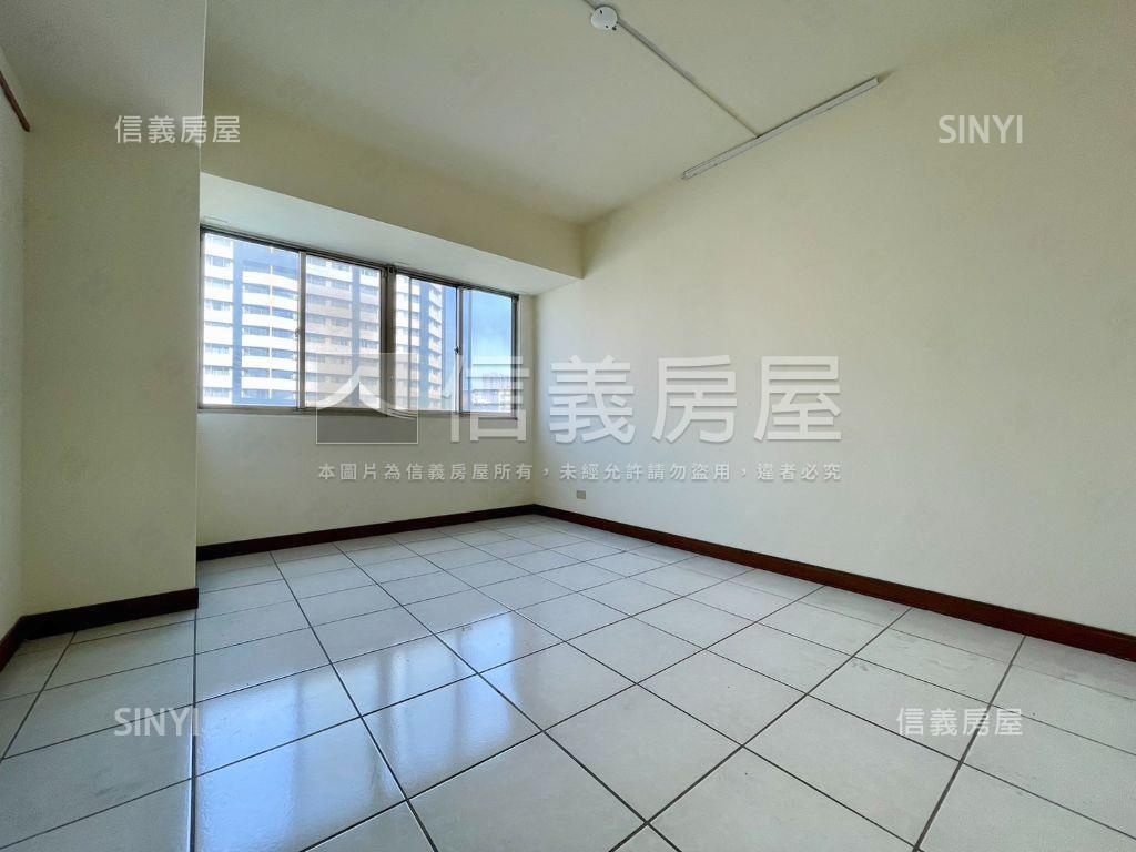 專任西區柳川美三房附車位房屋室內格局與周邊環境