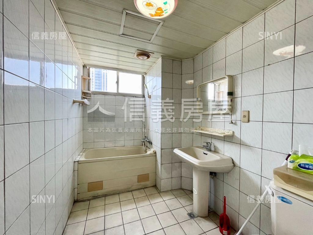 專任西區柳川美三房附車位房屋室內格局與周邊環境