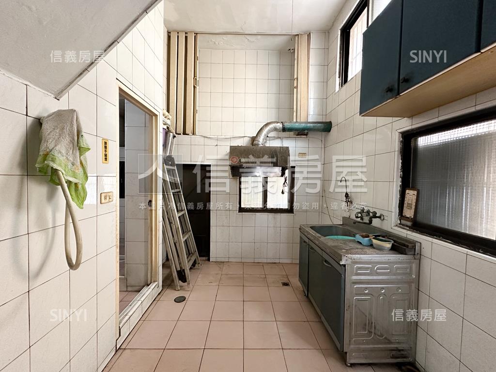 士良街正街邊間透房屋室內格局與周邊環境