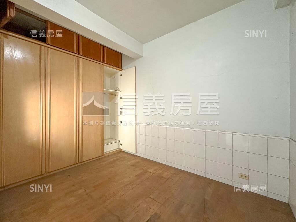 士良街正街邊間透房屋室內格局與周邊環境