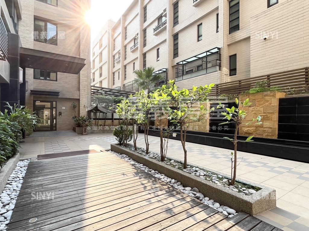 近愛河雙橡園四房平車美邸房屋室內格局與周邊環境