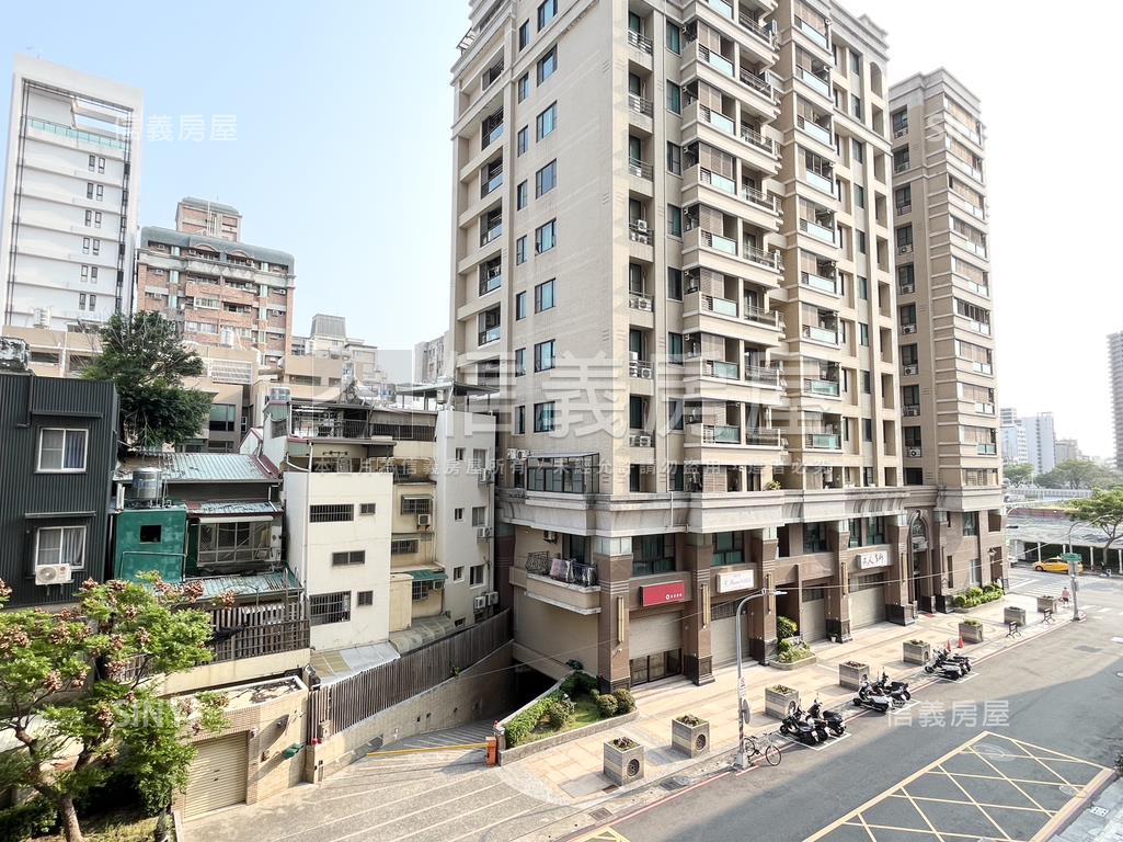 近愛河雙橡園四房平車美邸房屋室內格局與周邊環境