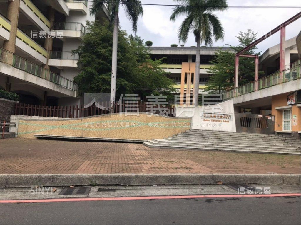 中山路上車水馬龍邊間透店房屋室內格局與周邊環境