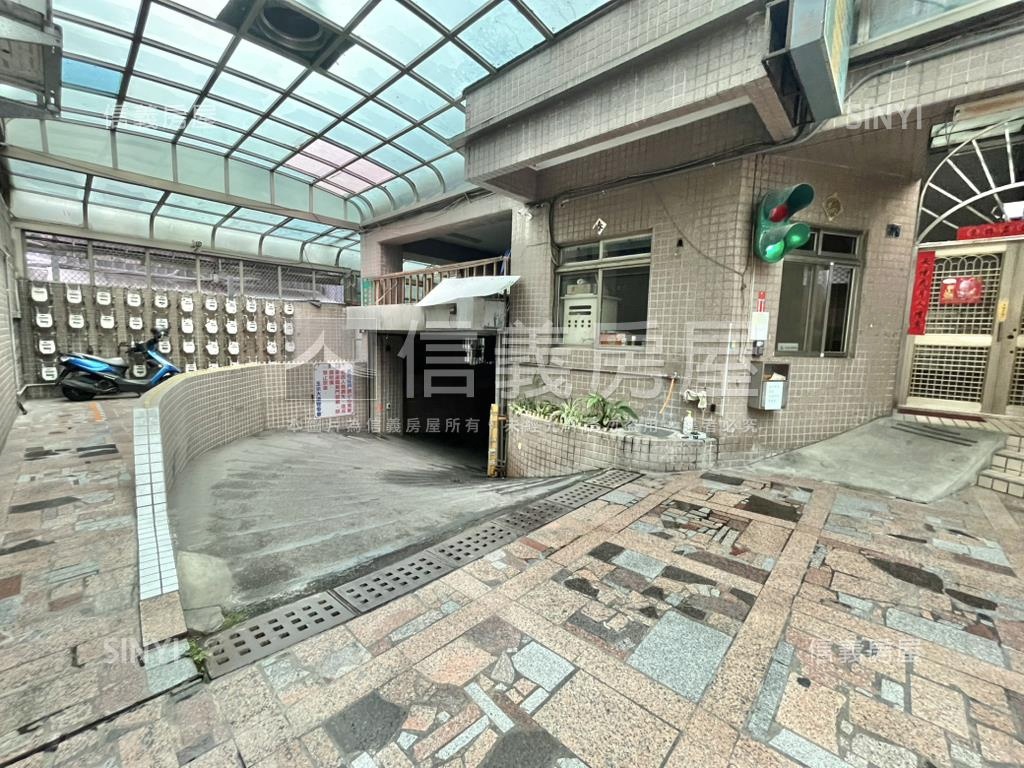 八期四房露臺戶Ｂ１平車房屋室內格局與周邊環境