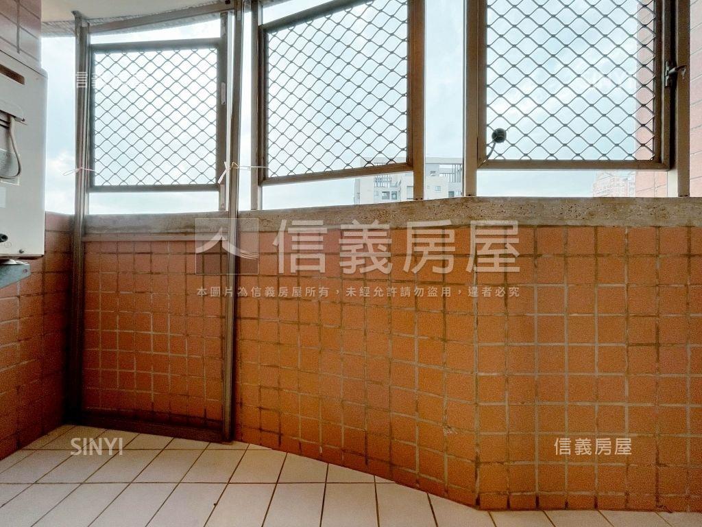 利亞倫敦鐵賣四房車位房屋室內格局與周邊環境