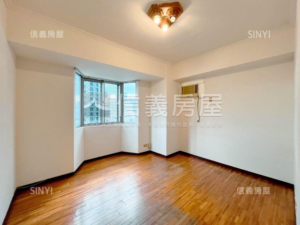 利亞倫敦鐵賣四房車位房屋室內格局與周邊環境