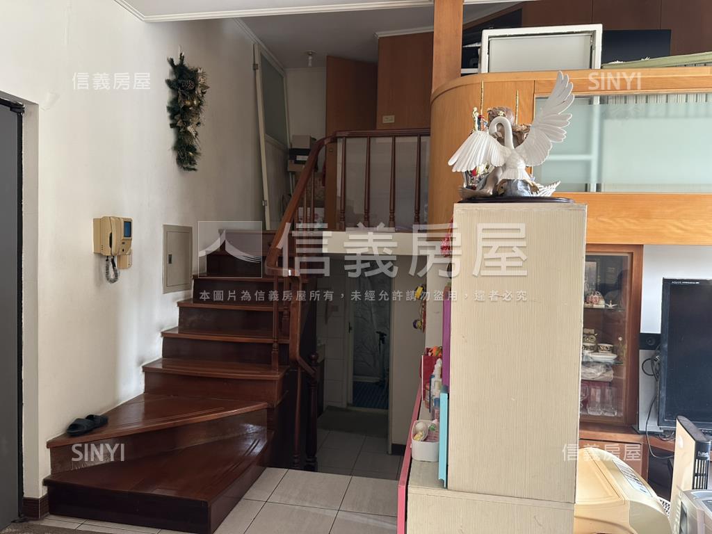 近捷運學校挑高１＋１房房屋室內格局與周邊環境