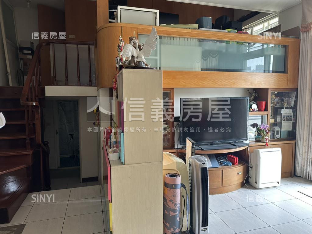 近捷運學校挑高１＋１房房屋室內格局與周邊環境