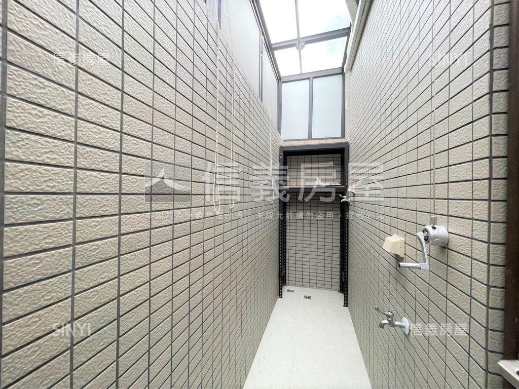 近科工區約７年收租車墅房屋室內格局與周邊環境