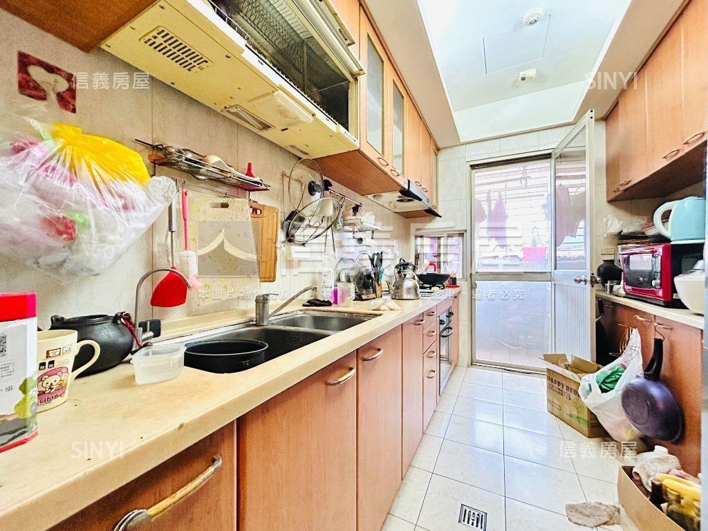 殿廈高樓景觀四房房屋室內格局與周邊環境